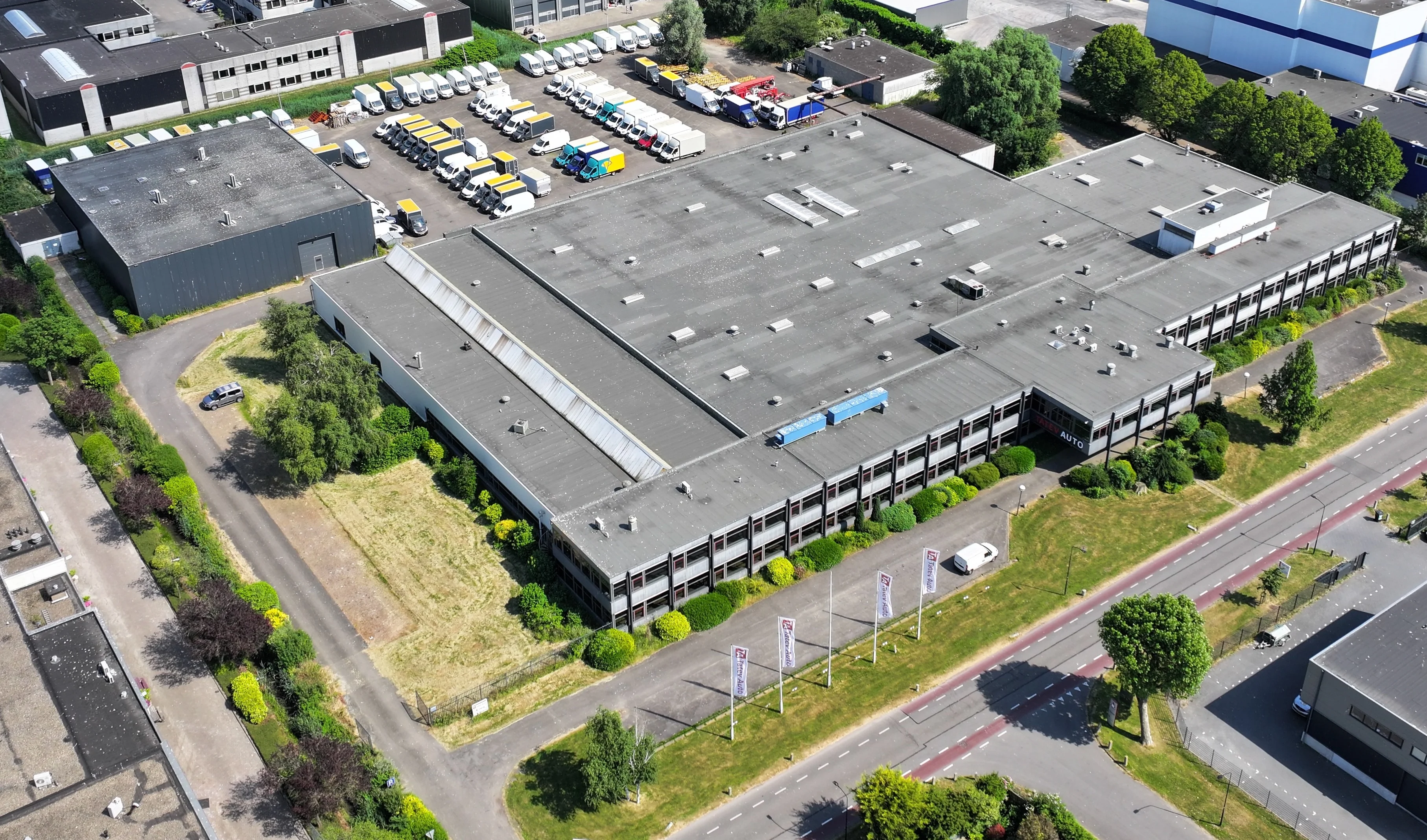 Tatev Auto vestiging en voorraadterrein in Mijdrecht